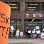 Proteste în fața showroomurilor Tesla din SUA. Americanii sunt nemulțumiți de Elon Musk 2 proteste in fata showroomurilor tesla din sua americanii sunt furiosi pe elon musk 67b1ff36e54bc