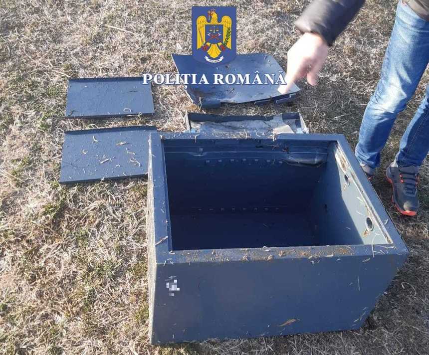 Seif cu 100.000 de euro și bijuterii, furat și îngropat de două femei în pădure, recuperat de poliție 1 seif cu 100 000 de euro si bijuterii furat si ingropat de doua femei in padure recuperat de politisti 67a0d23f11c3e