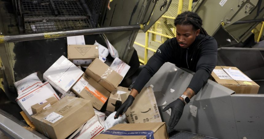 Serviciul poștal american a suspendat acceptarea coletelor din China și Hong Kong. Ce măsuri iau Shein și Temu? 1 serviciul postal american nu mai accepta colete din china si hong kong ce fac shein si temu 67a3113379cfb