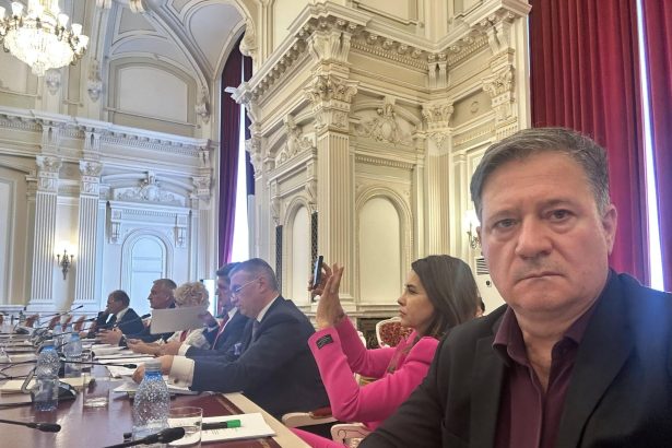 simion a infiintat directia de contrainformatii a aur andrusceac spune ca fidelitatea fata de partid este asigurata cu forta microfoane instalate in masini si birouri 67a32f66a137e