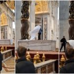 socant un roman a distrus un altar si mai multe candelabre din bazilica sfantul petru de la vatican 67a711c2956df