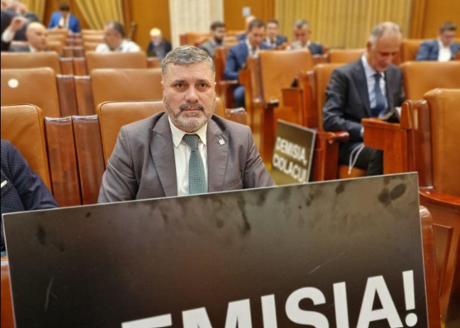 stelian ion si remus negoi usr la protestul din parlament mandatul lui ciolacu nu a fost niciodata despre despre binele oamenilor a fost despre privilegii lux si dispret fata de romani 67a3870e1aa87