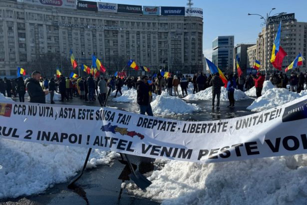 sustinatorii aur si cei ai lui calin georgescu protesteaza in bucuresti si strang semnaturi pentru candidatul prorus 67b99000f3c89
