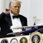 trump a inspectat o aeronava boeing ca sa arate ca e suparat ca intarzie livrarea noului air force one 67b0fafe997e4