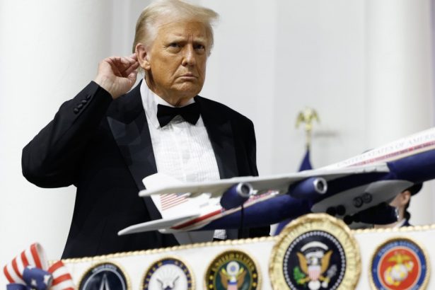 trump a inspectat o aeronava boeing ca sa arate ca e suparat ca intarzie livrarea noului air force one 67b0fafe997e4