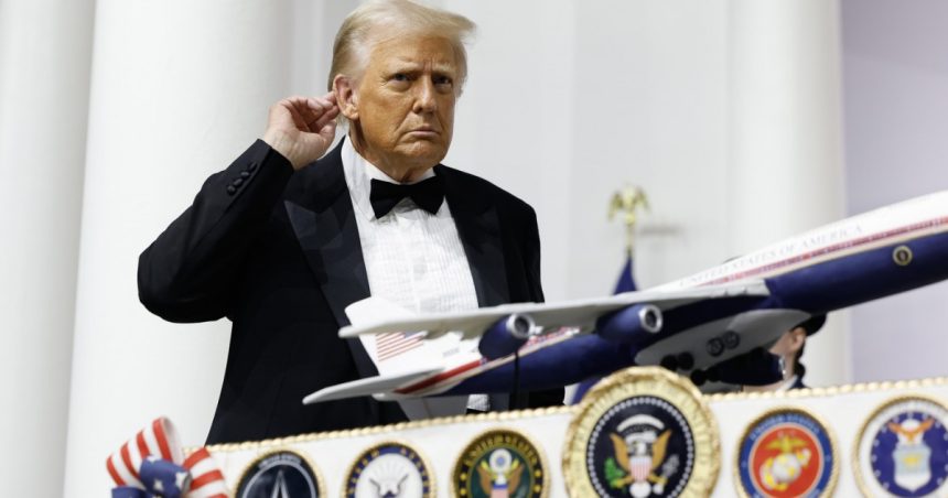 trump a inspectat o aeronava boeing ca sa arate ca e suparat ca intarzie livrarea noului air force one 67b0fafe997e4