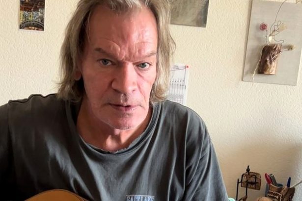 un artist rus care era critic la adresa razboiului din ucraina a murit dupa ce a cazut de la geam in timpul unui raid al politiei 67a5bb3929598