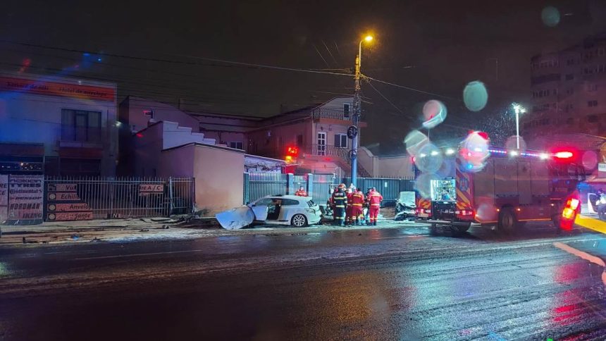 un baiat de 15 ani a condus o masina pe bulevardul i c bratianu si a intrat intr o masina parcata el a fost transport in stare grava la spital 67b19880d02f0