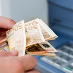 un barbat din maramures a plecat cu 7 200 de euro pe care i a gasit intr un bancomat acum are dosar penal 67b9c14931155