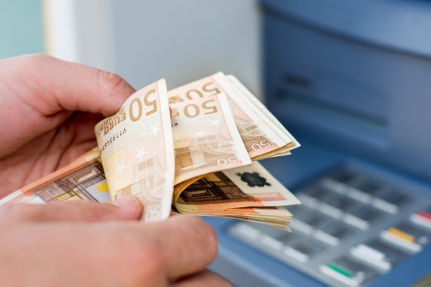 un barbat din maramures a plecat cu 7 200 de euro pe care i a gasit intr un bancomat acum are dosar penal 67b9c14931155