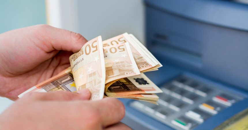 un barbat din maramures a plecat cu 7 200 de euro pe care i a gasit intr un bancomat acum are dosar penal 67b9c14931155