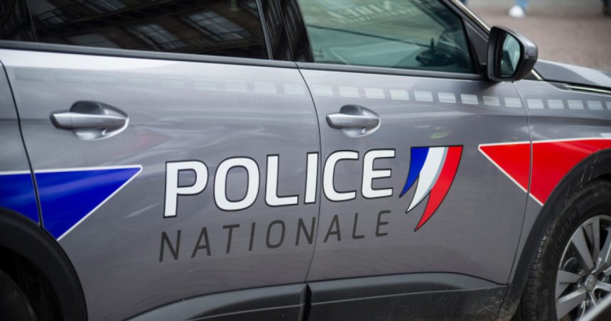un barbat inarmat cu mai multe cutite a fost ucis dupa ce s a aruncat asupra unui echipaj de politie in regiunea pariziana 67beeae73b33b