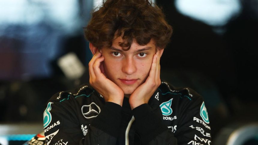 Un pilot din Formula 1 a obținut permisul auto după semnarea contractului cu Mercedes! 1 un pilot din formula 1 a dat examenul pentru permisul auto dupa ce semnase contractul cu mercedes 679dfc63b4d89