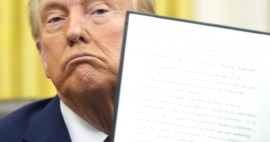 Un promotor al teoriilor conspirației a fost numit de Trump într-o funcție importantă la Departamentul de Stat. 1 un promotor al teoriilor conspiratiei a fost desemnat de trump pentru un post important la departamentul de stat 67a362702ae02