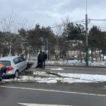 un tanar fara permis de conducere s a urcat la volan si a intrat intr un stalp de pe strada termele romane 67b5f84df2942