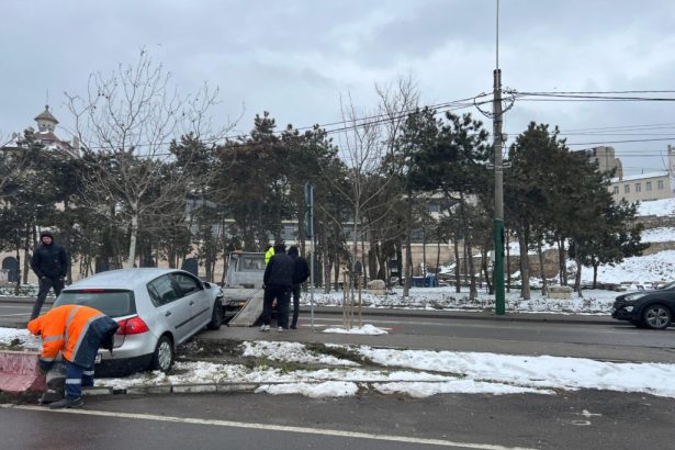 un tanar fara permis de conducere s a urcat la volan si a intrat intr un stalp de pe strada termele romane 67b5f84df2942