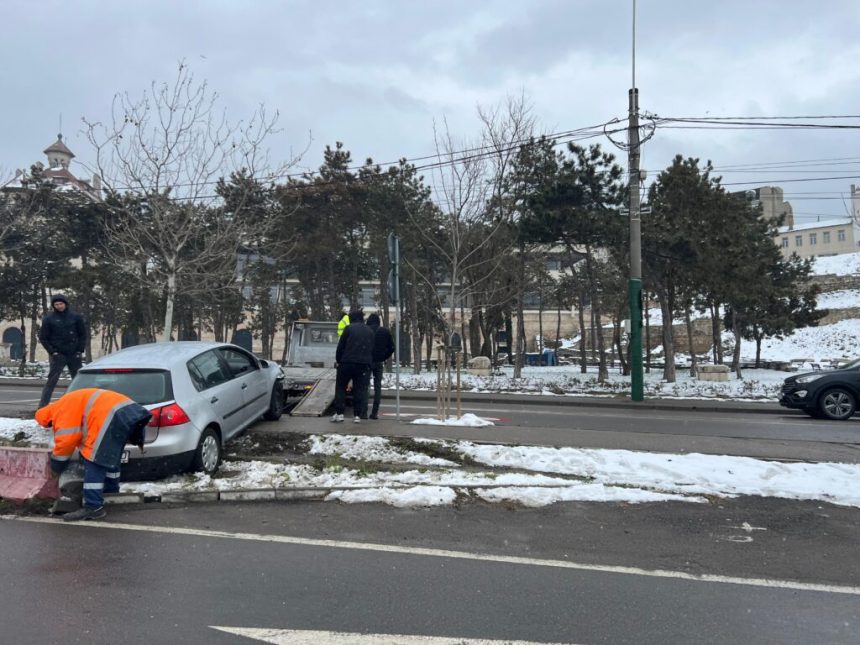 un tanar fara permis de conducere s a urcat la volan si a intrat intr un stalp de pe strada termele romane 67b5f84df2942