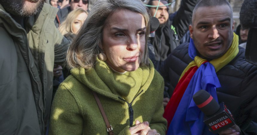 Unul dintre bodyguarzii Cristelei Georgescu, prins cu o armă de foc neletală, la protestul de la Parchetul General 1 unul dintre bodyguarzii cristelei georgescu prins cu o arma de foc neletala la protestul din fata parchetului general 67bf5137535ec