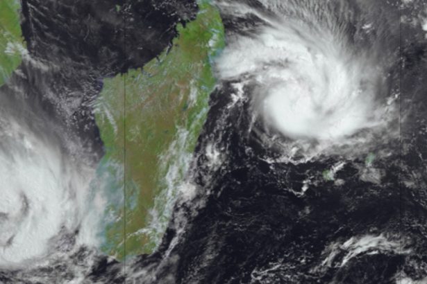 valuri de opt metri si rafale de 200 km h alerta maxima pe o insula franceza un ciclon va lovi regiunea asteptam un impact direct 67c19169a83a4