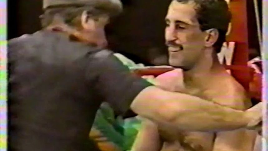 A murit Mark Weinman ”The Hammer”, boxerul campion care a revenit în ring cu o victorie prin KO la 50 de ani! 1 video a murit mark weinman the hammer boxerul campion revenit in ring cu victorie prin ko la 50 de ani 67ad9d067f17d