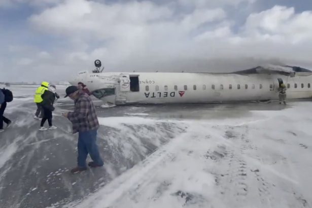 video accident aviatic la toronto un avion delta airlines este pe pista rasturnat fara aripi 67b3abcbea134