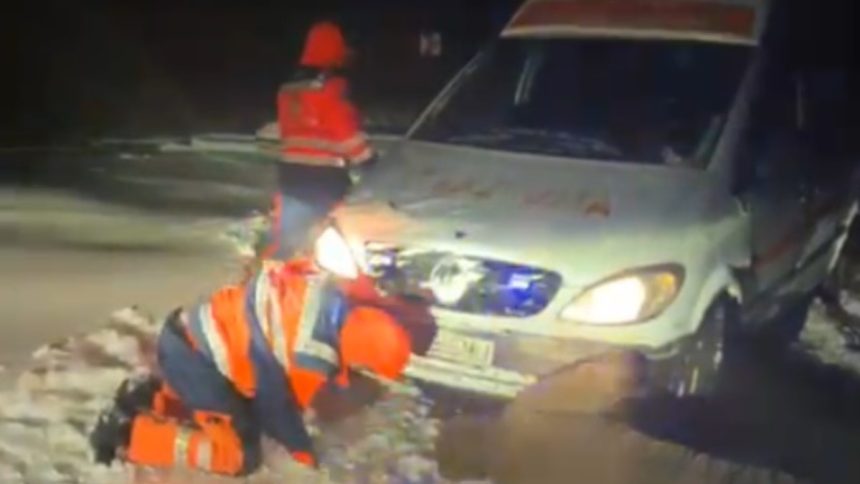 video ambulanta inzapezita la viroaga aceasta a fost scoasa din zapada in urma unei actiuni coordonate de presedintele cj constanta 67b4380c03a62
