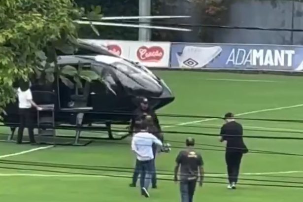 video asa se vine la antrenament neymar si a facut aparitia la santos cu elicopterul chiar pe teren 67a21076de11d