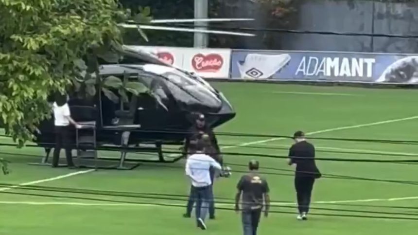 Așa se vine la antrenament! Neymar și-a făcut apariția la Santos cu elicopterul, direct pe teren. 1 video asa se vine la antrenament neymar si a facut aparitia la santos cu elicopterul chiar pe teren 67a21076de11d