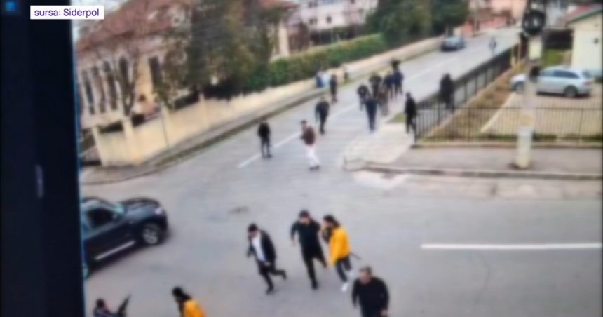 Bătaie pe o stradă din Ialomița: peste 25 de persoane implicate, doi morți și trei răniți spitalizați. 1 video bataie pe o strada din ialomita peste 25 de persoane au fost implicate doi oameni au murit iar trei au ajuns la spital 67a7c76ada7e9