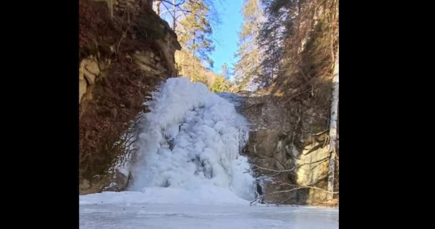video cascada cosoca din buzau a inghetat imagini surprinse de un fost padurar 67b6ecd1a123c