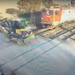 video circulatie feroviara blocata pe ruta bucuresti ploiesti momentul in care un excavator a fost lovit de tren pe calea ferata 67a9c8ba731d1
