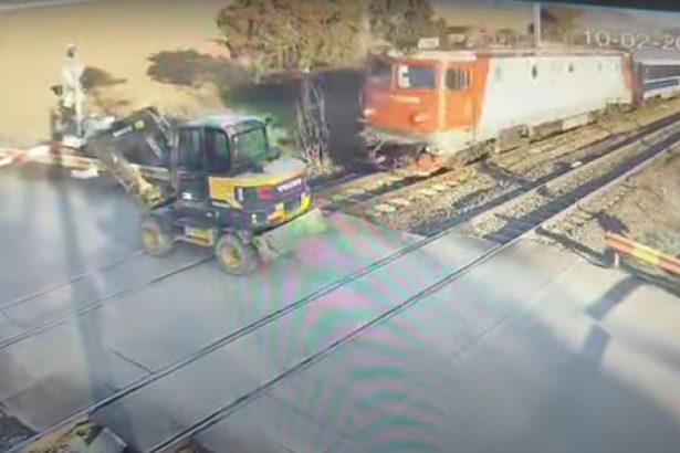 video circulatie feroviara blocata pe ruta bucuresti ploiesti momentul in care un excavator a fost lovit de tren pe calea ferata 67a9c8ba731d1