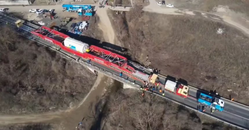 video cum a trecut transportul agabaritic record pentru romania peste podul din conop arad s a utilizat cu succes tehnologia flyover 67bee775c1b23