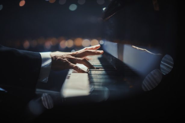 video de la chelner la pianist celebru romanul care ii impresioneaza pe belgieni cu muzica sa 67b1b1ebed1df