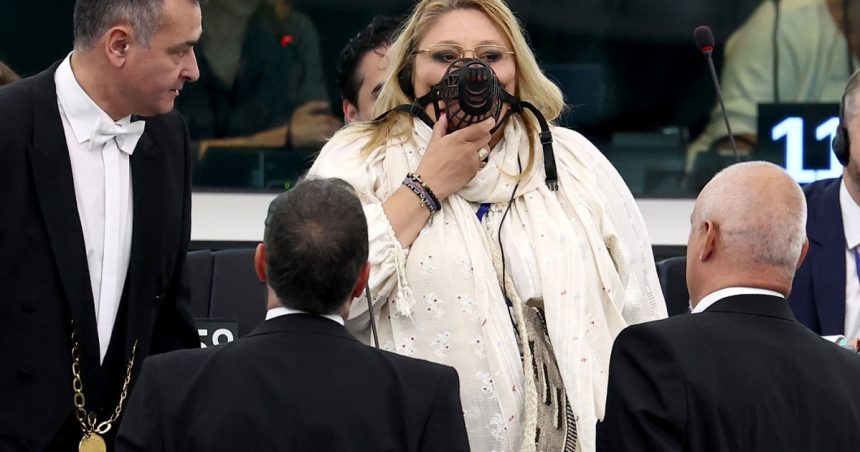 Diana Șoșoacă, denunțată la Parchetul General după ce l-a lăudat pe Ceaușescu de la tribuna Parlamentului European. De ce este acuzată. 1 video diana sosoaca denuntata la parchetul general dupa ce l a laudat pe ceausescu de la tribuna parlamentului european de ce e acuzata 67b307bd032af