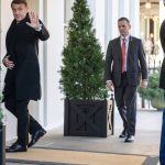 Emmanuel Macron a ajuns la Casa Albă. Președintele Franței nu a fost întâmpinat de Donald Trump. Conferință comună la ora 21.00 2 video emmanuel macron a ajuns la casa alba presedintele frantei nu a fost intampinat de donald trump conferinta comuna la ora 21 00 67bc91ea4c22b