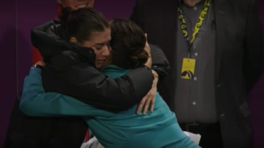 video exclusiv imagini rare simona halep imbratisata de sorana cirstea dupa ultimul meci al carierei la cluj napoca 67a26bd3eed90
