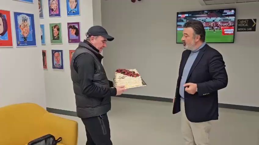 Gică Hagi, primit cu brațele deschise pe Arc: ”Pentru cei care au făcut din sport o artă” 1 video gica hagi primit cu bratele deschise pe arc pentru cei care au facut din sport o arta 67af825569521