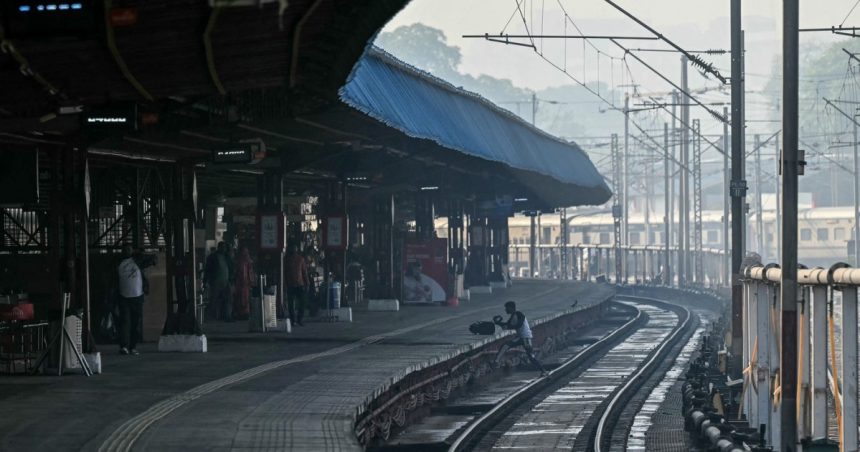 video haosul produs de aglomeratie la o gara din new delhi india a ucis cel putin 15 oameni inclusiv trei copii 67b18411abbaa