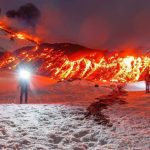 video imagini cu turisti care schiaza chiar pe langa lava vulcanului etna care este din nou activ autoritatile se plang ca oamenii ii ignora 67b4b73ee9257