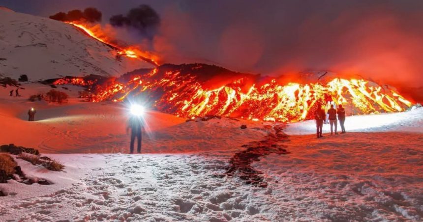 Turiști care schiază lângă lava vulcanului Etna, care este din nou activ, ignorând avertismentele autorităților. 1 video imagini cu turisti care schiaza chiar pe langa lava vulcanului etna care este din nou activ autoritatile se plang ca oamenii ii ignora 67b4b73ee9257