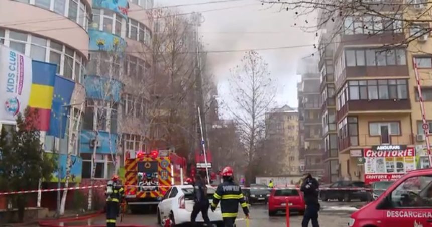 video incendiu la mansarda unui bloc din chiajna pompierii intervin greu din cauza masinilor parcate si a strazilor inguste 67c15d0586b8d