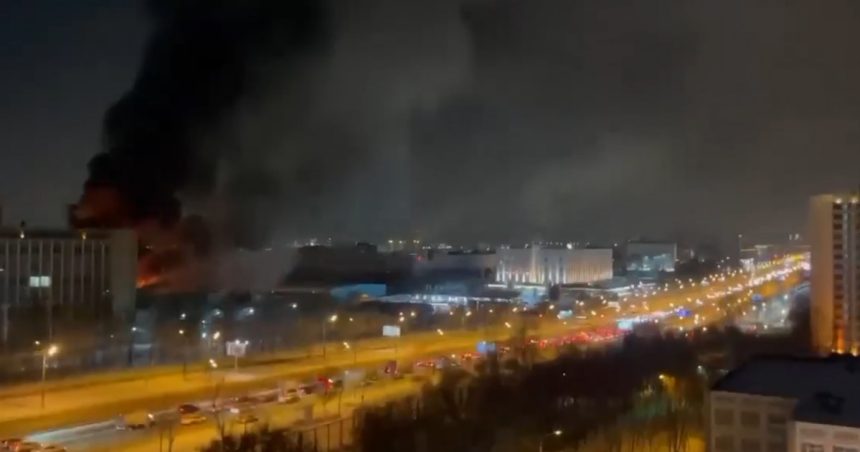 video incendiu la moscova institutul lebedev cuprins de flacari uriase in timp ce inauntru s au auzit explozii 67b72c83418bc