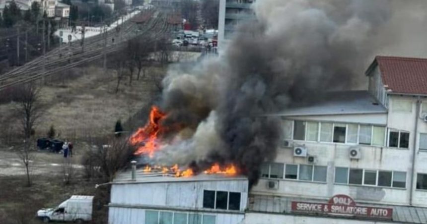 video incendiu puternic la un service auto din iasi autoritatile a emis mesaj ro alert din cauza degajarilor mari de fum 67a5f3cda9203