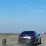 Momentul în care mașina președintelui Serbiei rămâne fără o roată, în mers 2 video momentul in care masina presedintelui serbiei ramane fara o roata in mers 67ab4f037c3c5