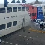 video momentul in care un tren spulbera un suv aflat pe sine la cateva secunde dupa ce soferul intra in panica si abandoneaza masina 67ae26c80b7e2