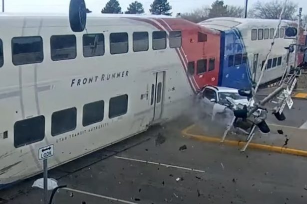 video momentul in care un tren spulbera un suv aflat pe sine la cateva secunde dupa ce soferul intra in panica si abandoneaza masina 67ae26c80b7e2
