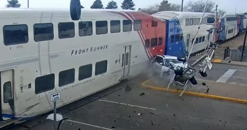 video momentul in care un tren spulbera un suv aflat pe sine la cateva secunde dupa ce soferul intra in panica si abandoneaza masina 67ae26c80b7e2