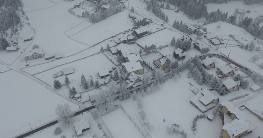 „Nu se știe cum ninge și nu mai putem ieși din casă”. Cum arată viața în vârf de munte, pe timp de iarnă 1 video nu se stie cum ninge si nu mai putem iesi din casa cum arata viata in varf de munte pe timp de iarna 67b4152caa294