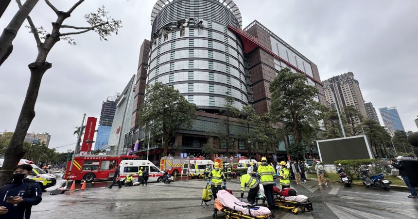 video patru persoane au murit si 24 au fost ranite intr o explozie puternica dintr un centru comercial din taiwan ce a produs deflagratia 67adbd3bdfdc6